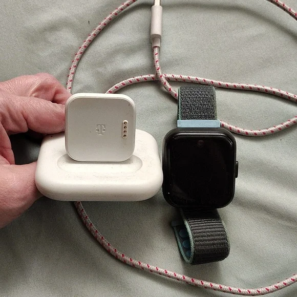 T-Mobile syncUP kids smart watch - Picture 2 of 3